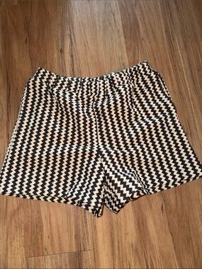 NWT Womens Black & Cream Zigzag Knit Shorts